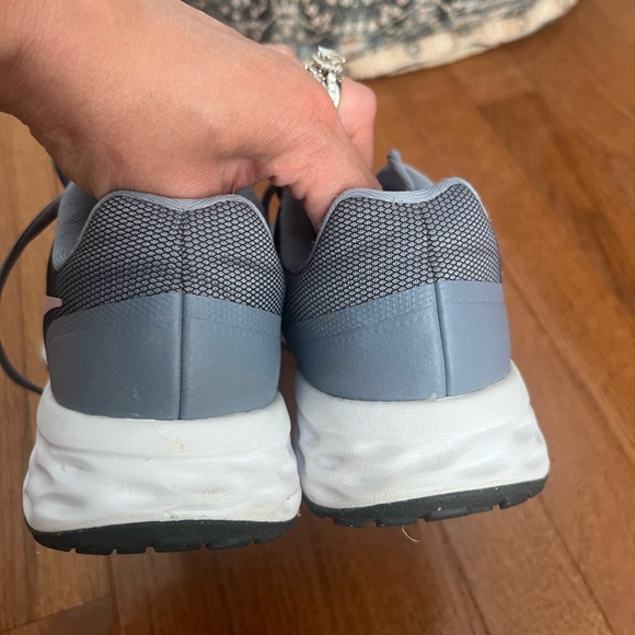 Nike womens running sneakers great condition gray and pink size 9 - Picture 8 of 10